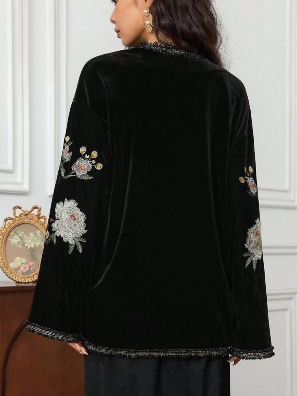 Black Chic Women's Embroidered Floral long Sleeve Jacket - Picture 2 of 8